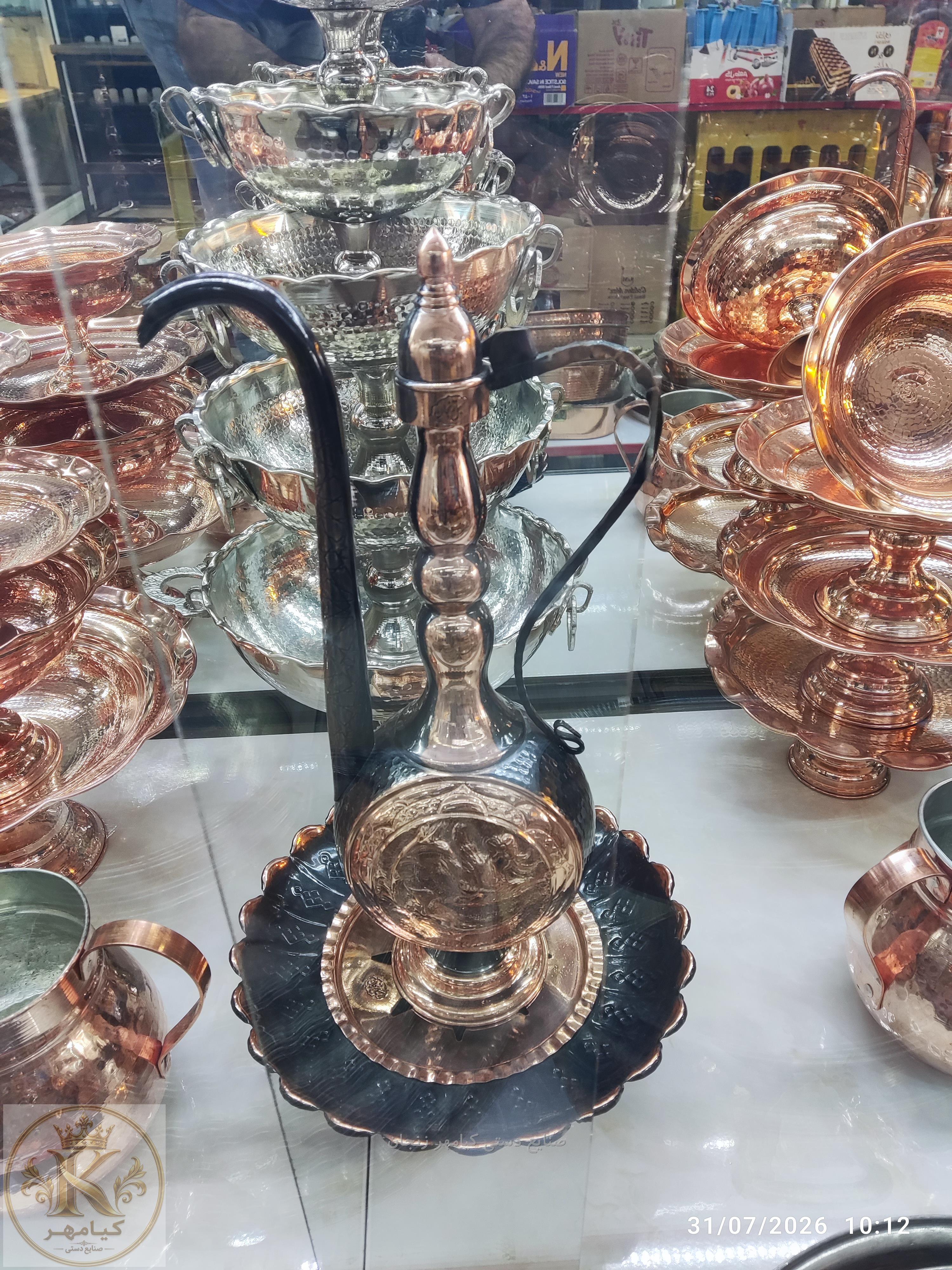آفتابه لگن مسی سیاه‌قلم طرح برجسته (ارتفاع ۷۰ سانتی‌متر) | 